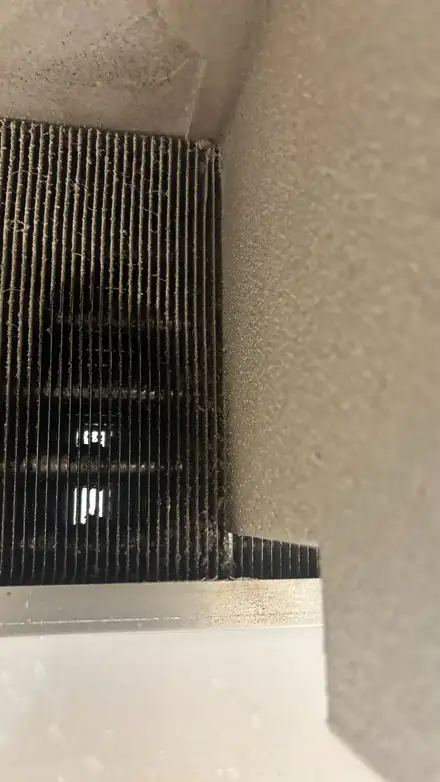 Bateria d'un equip comercial durant el manteniment