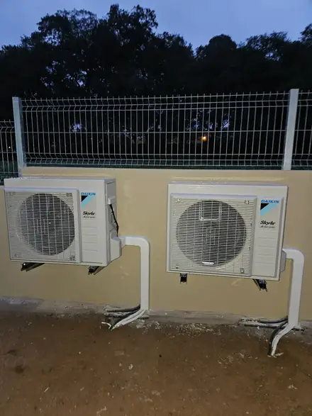 Dues unitats exteriors instal·lades amb canalització ordenada