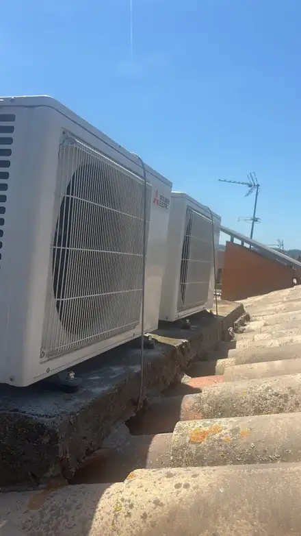Instal·lació comercial amb diverses unitats exteriors