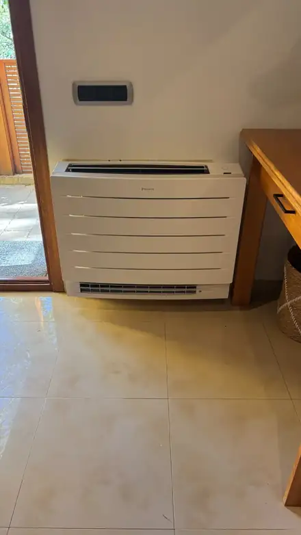 Consola de climatització instal·lada a nivell de terra