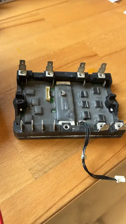 Component electrònic avariat retirat d'un equip
