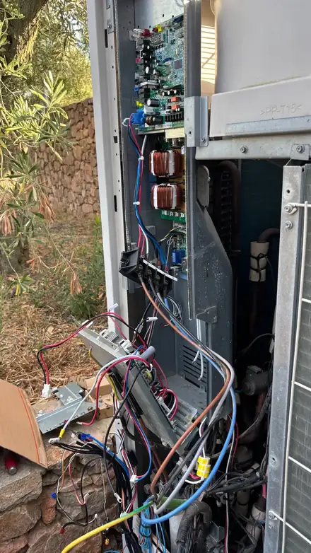 Unitat exterior oberta durant una revisió electrònica