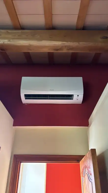Equip split instal·lat en un habitatge
