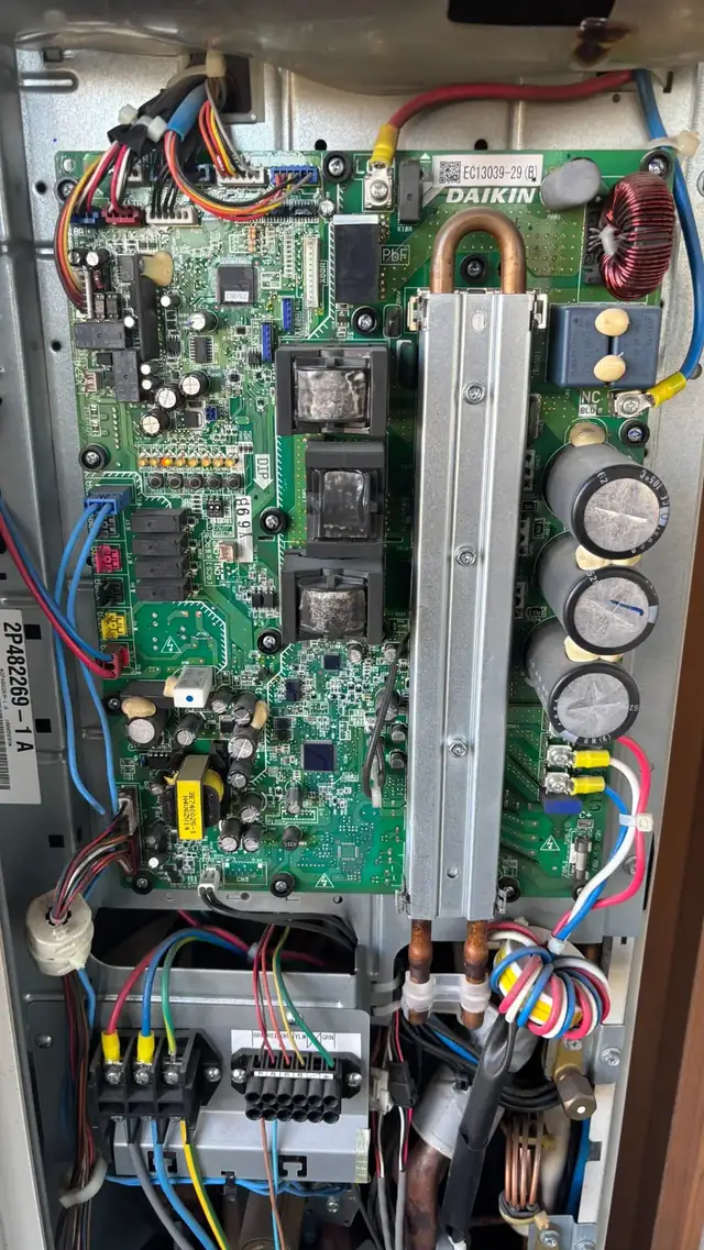 Placa electrònica Daikin durant una reparació