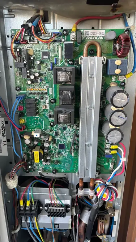 Placa electrònica Daikin durant un diagnòstic