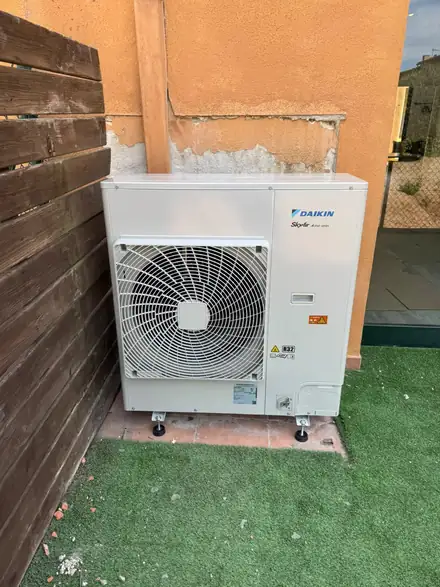 Unitat exterior Daikin Sky Air instal·lada