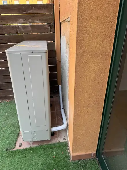 Canalització i connexions d'una unitat exterior Daikin