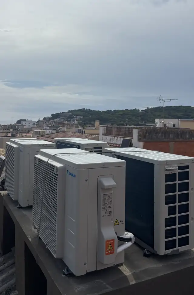 Unitats exteriors Daikin instal·lades en una coberta