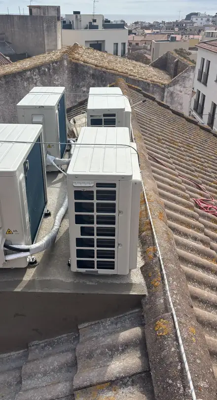 Conjunt d'unitats exteriors sobre bancada en una teulada