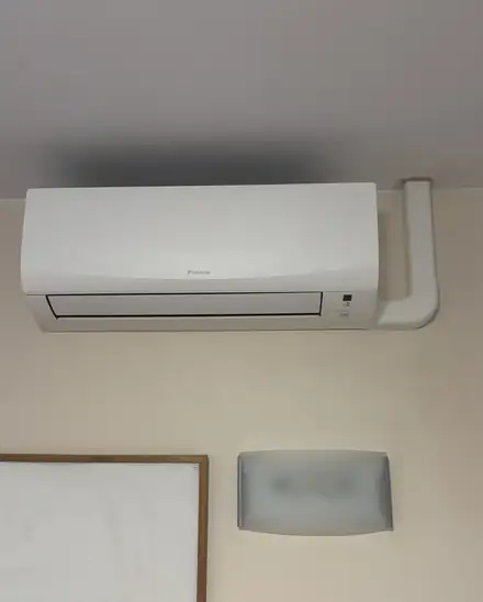 Unitat interior de paret amb la canaleta acabada
