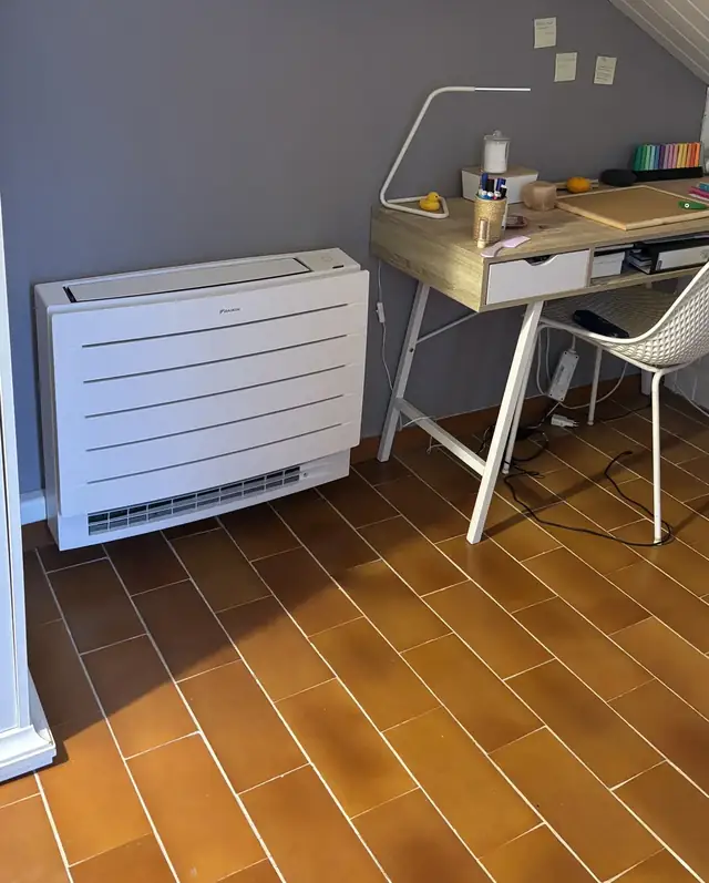 Unitat de terra Daikin instal·lada en una habitació sota teulada