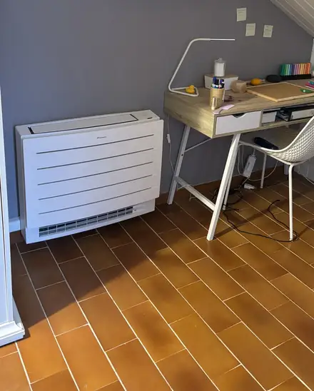 Unitat de terra Daikin instal·lada en una habitació sota teulada