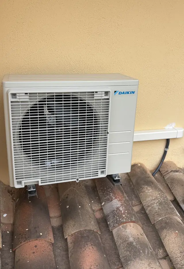 Unitat exterior Daikin instal·lada sobre una teulada