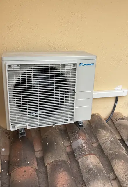 Unitat exterior Daikin instal·lada sobre una teulada