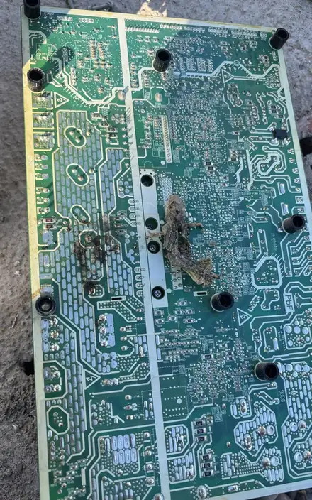Placa electrònica cremada retirada d'un equip