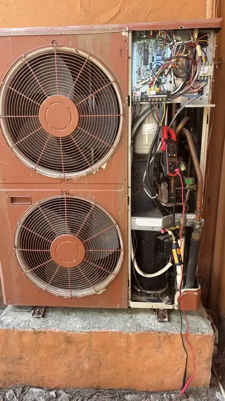 Mesura elèctrica en una unitat exterior de dos ventiladors