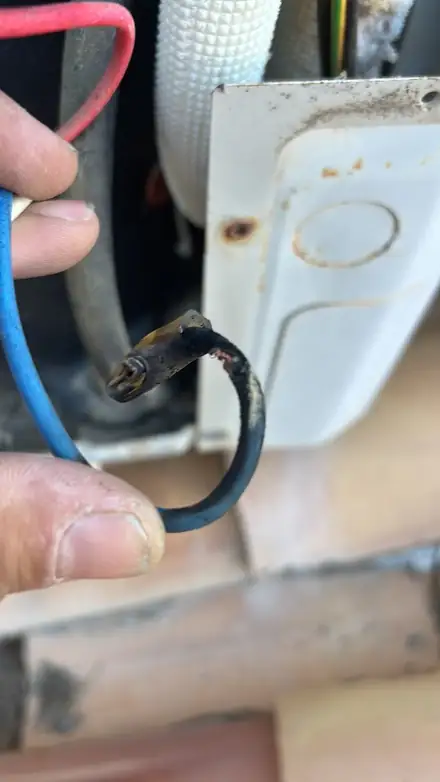 Cable cremat localitzat durant una reparació