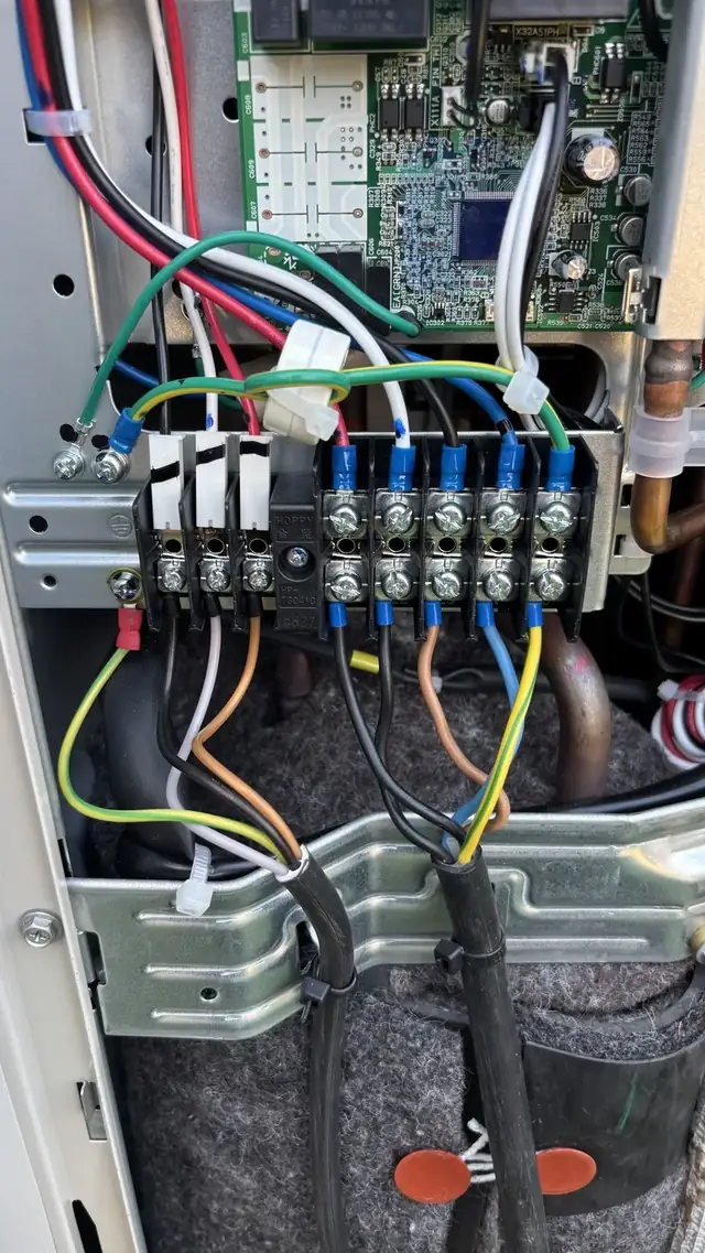 Connexionat elèctric revisat en una unitat exterior