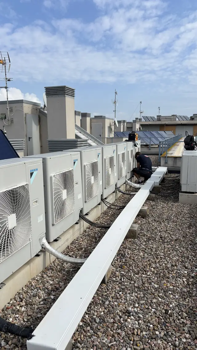 Tècnic treballant en una filera de màquines exteriors Daikin